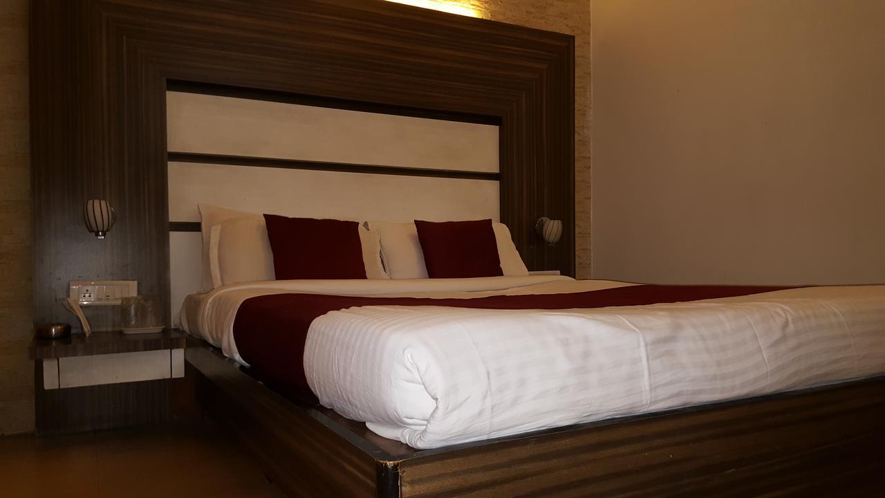 Hotel Khandesh Residency 潘韦尔 外观 照片
