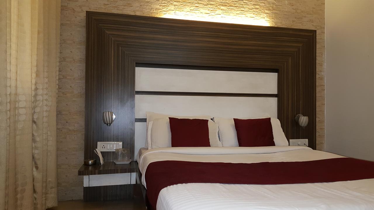 Hotel Khandesh Residency 潘韦尔 外观 照片